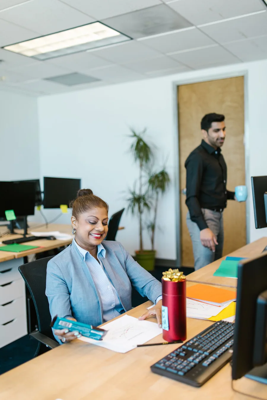 Two colleagues working together in the office during a corporate session
